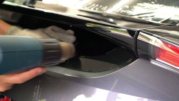 为汽车玻璃安装着色膜