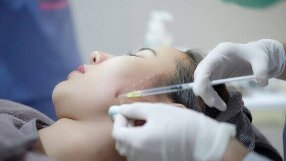 专攻皮肤病和美容的医生注射肉毒杆菌