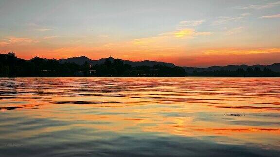 美丽的西湖景观在杭州日落