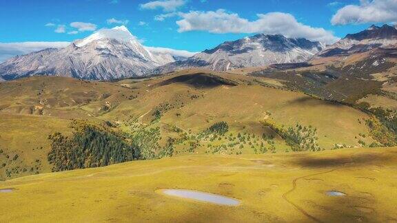 金色的草原后面矗立着精灵雪山