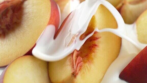 桃子被奶油酸奶覆盖在慢动作和宏观