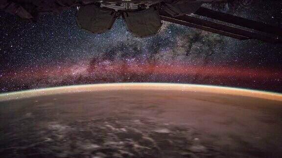 从ISS4K拍摄的地球上方的银河系