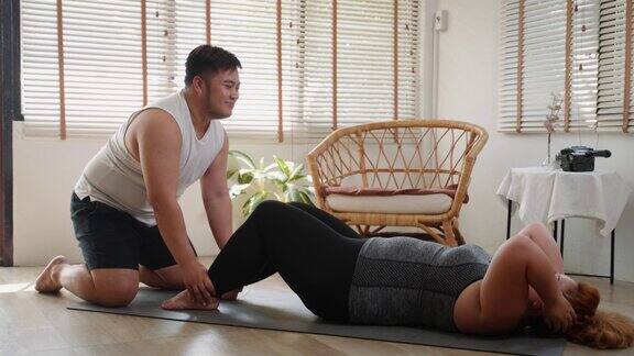 亚洲华人情侣周末在家一起做仰卧起坐锻炼