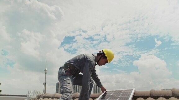 工程师在客户的屋顶安装太阳能电池板