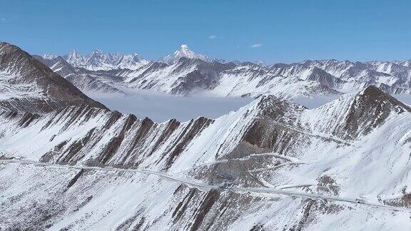 令人惊叹的冬季雪山空中景观嘉晋山四姑娘山在中国四川蜿蜒的道路