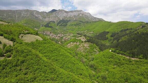 保加利亚巴尔干山脉Ochindol村附近的伊斯卡尔河峡谷鸟瞰图