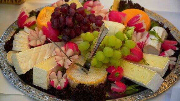 水果和奶酪放在盘子里