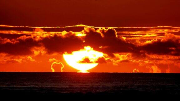 夏威夷巨大的橙色日落在4k慢镜头