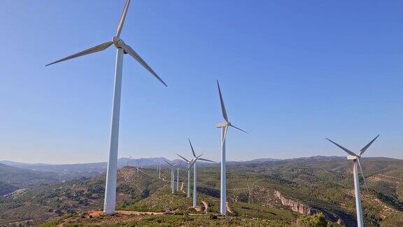风力涡轮机在美丽的阳光明媚的夏季山区景观