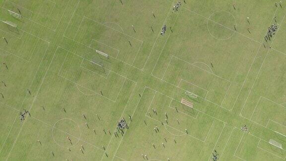 鸟瞰伦敦哈克尼沼泽的足球比赛