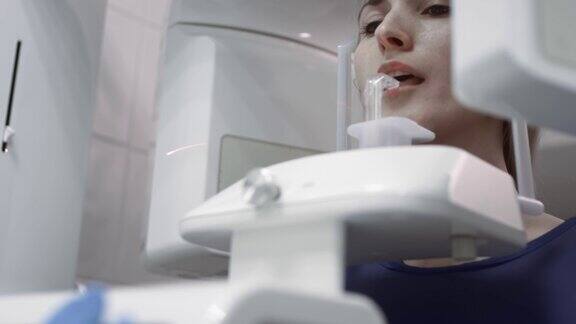有耐心的女孩在牙齿三维扫描仪里诊断设备现代牙科诊所的牙齿矫形摄影设备MRI