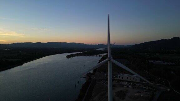 罗纳河上日出时的风力涡轮机发电绿色能源的风电场位于法国阿尔代什小镇勒普津