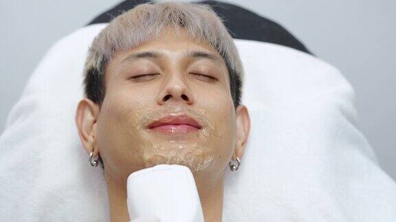 4K亚洲男子在美容诊所接受激光脱毛