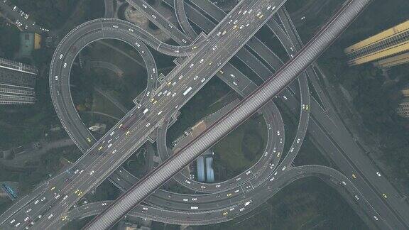 鸟瞰复杂的立交桥和繁忙的交通
