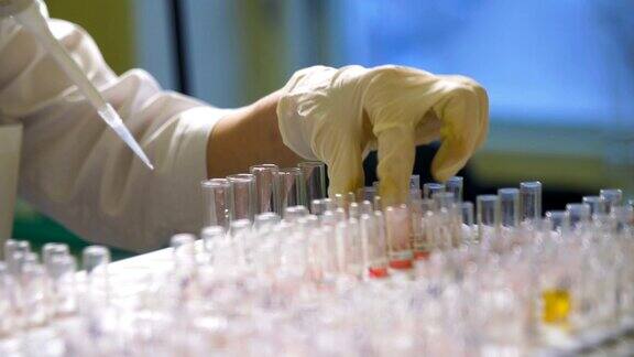 在实验室研究血液样本的科学家关闭了