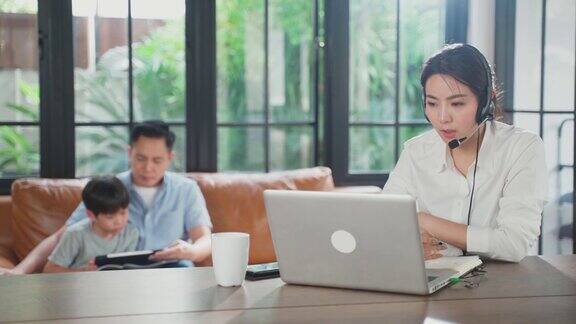 亚洲商务女性在视频会议中与同事团队讨论计划一组商务人员使用计算机进行在线会议的视频电话会议在家和家人一起工作