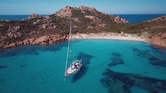 意大利撒丁岛一艘帆船的航拍视频