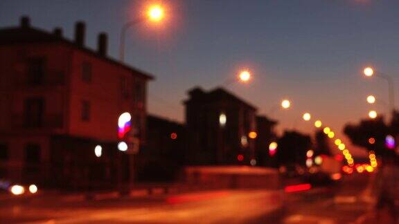 间隔拍摄美丽日落时的城市灯光道路和交通灯
