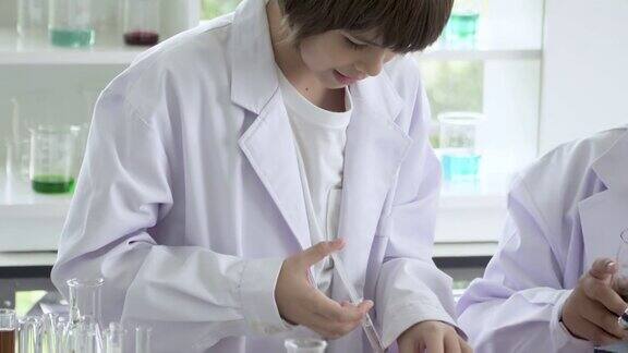 一个理科男生在解剖手模型上注射注射器