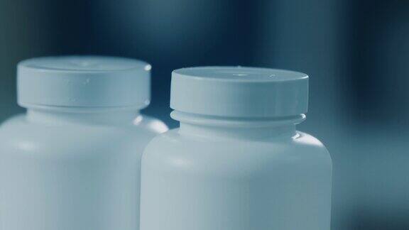 4K管道在工厂中沿着传送带移动大量的白色塑料瓶在生产线上排成一排通向包装阶段医疗产品制药行业近景微距自由度