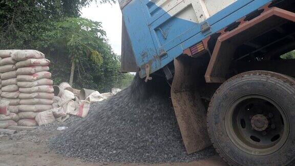 特写一辆在建筑工地卸砾石的卡车