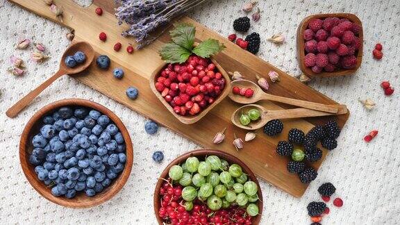 木碗里的各种浆果夏天有机浆果