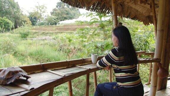 女人拿着咖啡杯在度假小屋