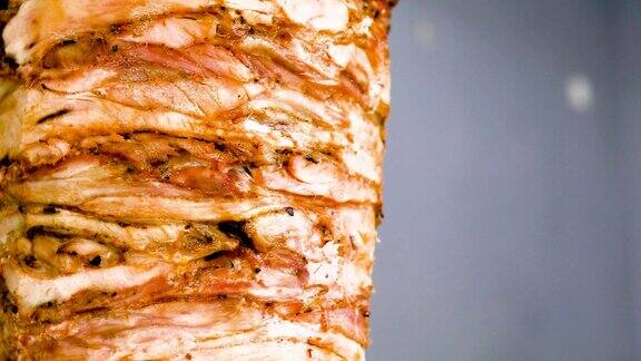 烤鸡地中海地区传统的肉和沙瓦玛或烤肉串一起放在三明治里