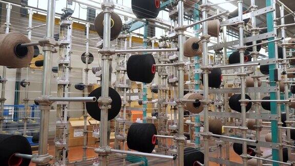 线轴上纺织工业纺织工厂有许多线轴的机架为进一步生产织物而对纱线进行染色和干燥自动化的工作流程纺织生产