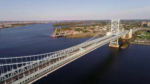 从费城宾夕法尼亚州到卡德门新泽西州横跨德拉瓦河的本杰明富兰克林桥的鸟瞰图
