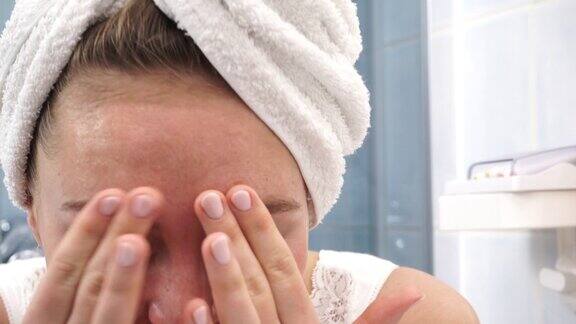 女人在浴巾头上没有化妆脸部按摩4K