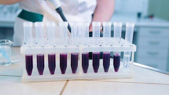 分析一种有色液体以提取试管中的DNA和分子