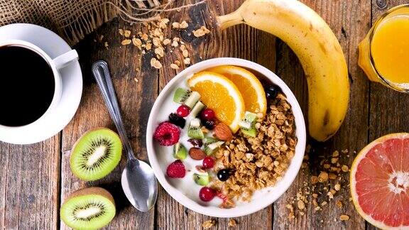 健康的早餐燕麦片水果和酸奶