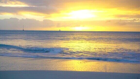 异国情调的加勒比海滩上令人惊叹的美丽日落