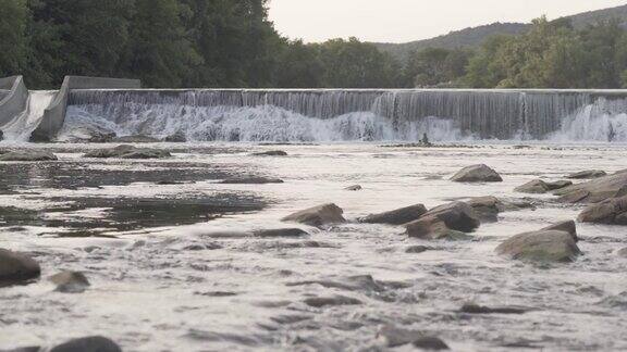 有淡水溪流和岩石的河堤景观静态的照片
