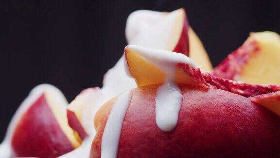 酸奶倒在新鲜的桃子片上极端特写镜头