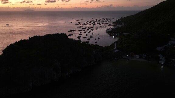 日出在Nghe岛与连珠塔和观音佛像面对大海Kienjiang省