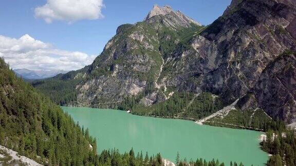 无人机在意大利上阿迪杰地区壮观的山湖上空飞行风景优美的山湖从无人机阿尔卑斯山的心脏高山湖鸟瞰图