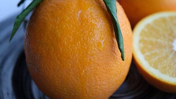 成熟多汁的橙子一滴水从橘子皮上滚下来水果新鲜