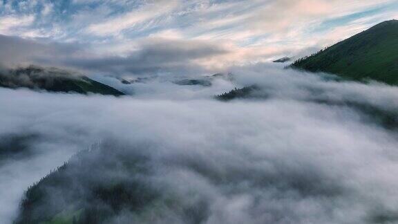 云和晨光在川西的群山中徘徊
