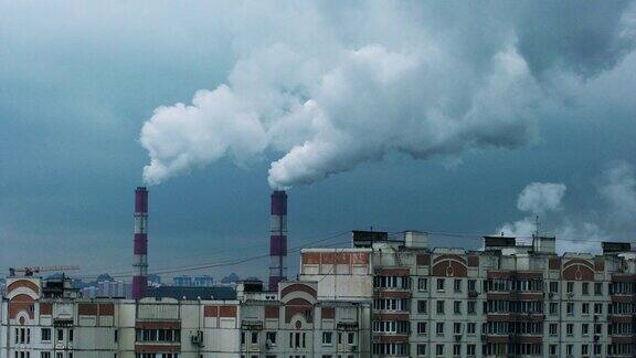 冒烟的工业烟囱污染了空气