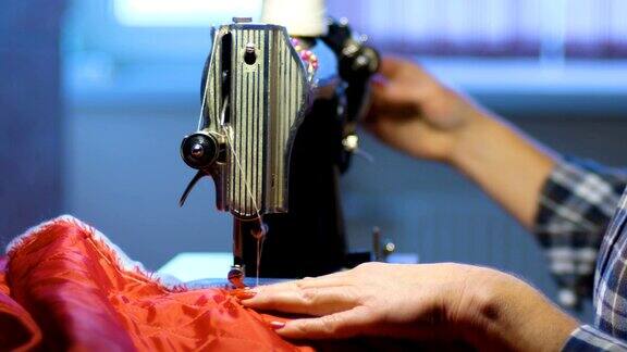妇女在家里用旧缝纫机缝纫