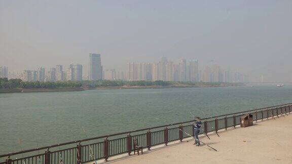 夏季白天时间长沙城市中心河流交通湾渔民时间推移全景4k中国