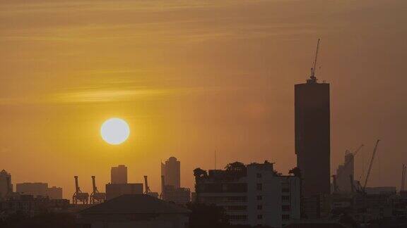 日落在曼谷城市:今晚的一天时间推移云天空与城市景观