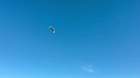 跳伞滑翔伞翱翔在蔚蓝的天空中飞翔
