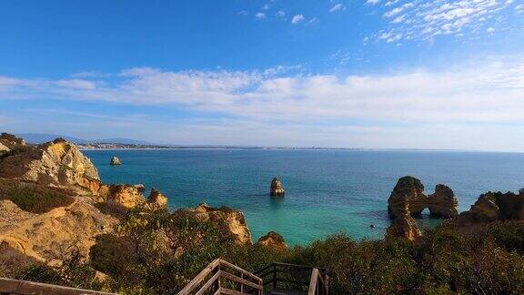 田园诗般的自然景观岩石悬崖海岸和海浪撞击