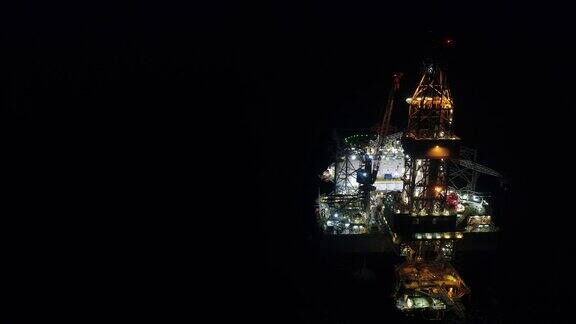 航拍近海石油平台近距离工作的夜晚时间