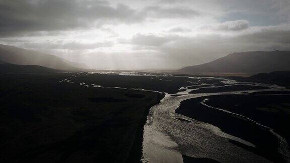 电影空中托尔山谷冰川河流流经黑色火山泛滥平原thorsmörk戏剧性的喜怒无常的景观冰岛