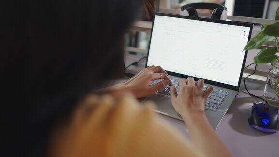 接近年轻的成年亚洲女性自由职业者使用笔记本电脑在线工作在家里女性工作远程工作在家里