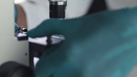 科学家把一个载着血液样本的载玻片放在显微镜下